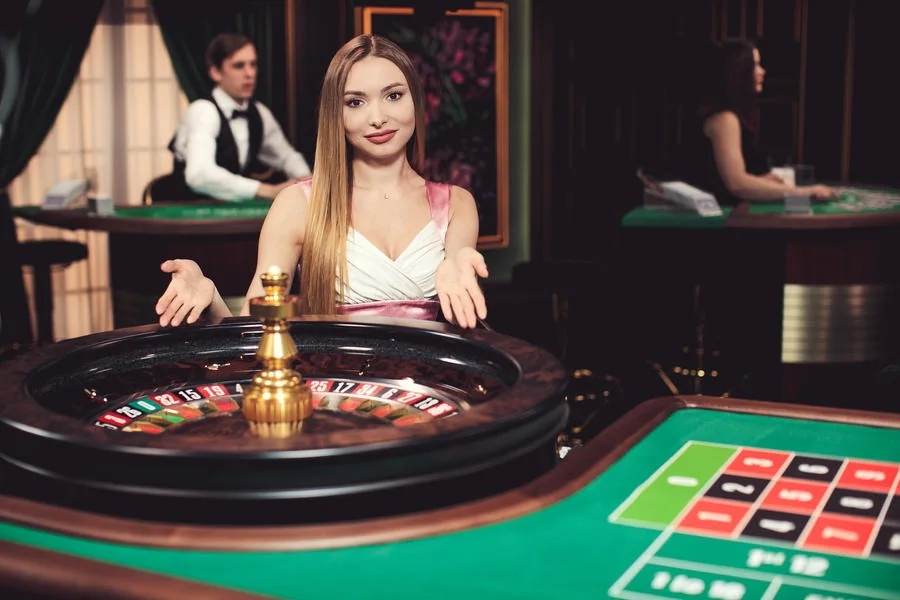 Meja roulette dan dealer dalam siaran kasino live